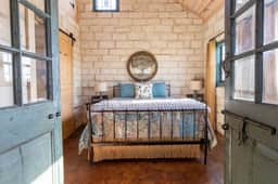 The Grapetown Gasthaus @ TimberRose Ranch hot tub