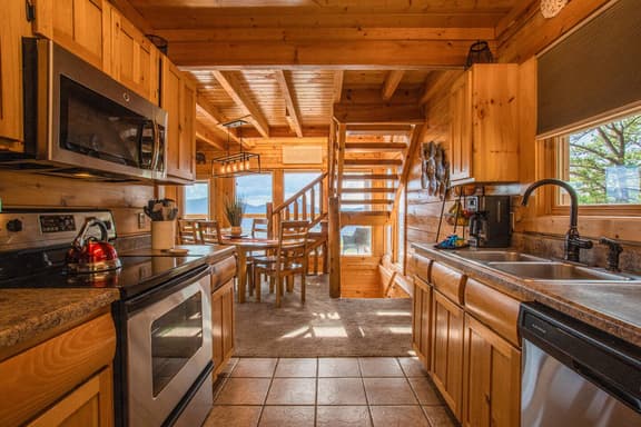 50 MILE VIEW of the Smokies! Sleeps 8 pool hot tub wifi